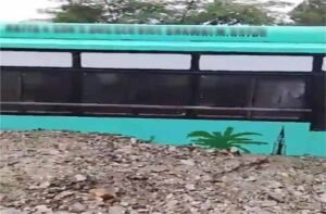 काडियाना नाले में बड़ा हादसा: मलबे में दबी बस, यात्रियों में मचा हड़कंप