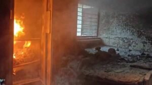 8 साल की बेटी संग मां ने किया आत्मदाह, घर में मिली दोनों की अधजली लाश