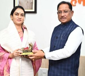 मुख्यमंत्री विष्णु देव साय ने वॉटर वुमन शिप्रा पाठक का किया सम्मान