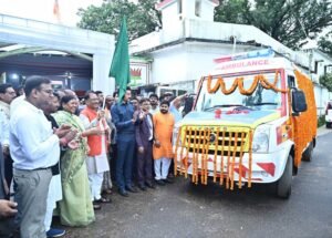 स्वास्थ्य सेवाओं के सुदृढ़ीकरण हेतु मुख्यमंत्री की दूरदर्शी पहल, आधुनिक एम्बुलेंस को दिखायी हरी झंडी