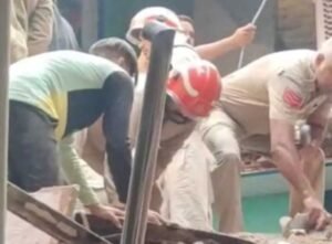 दिल्ली के वेलकम इलाके में चार मंजिला इमारत ढही, मलबे में दबे 4 लोग, रेस्क्यू ऑपरेशन जारी
