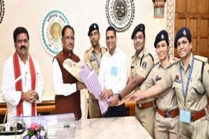 रायपुर : मुख्यमंत्री विष्णु देव साय से राज्य पुलिस सेवा अधिकारियों ने की सौजन्य भेंट