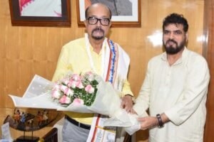 राज्यपाल डेका से छत्तीसगढ़ खादी एवं ग्रामोद्योग बोर्ड के अध्यक्ष ने की सौजन्य भेंट