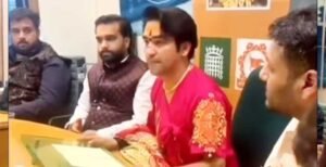 धीरेंद्र शास्त्री को ब्रिटिश संसद में मिला सम्मान, सांसदों को दिया बागेश्वर धाम का न्यौता