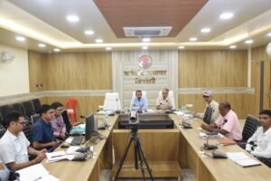 कलेक्टर ने हितग्राही मूलक योजनाओं की बैंकर्स के साथ की समीक्षा बैठक