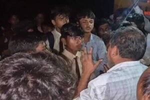 170 छात्रों का 30 किमी पैदल संघर्ष रंग लाया, कलेक्टर से मिले तो हटाया गया प्राचार्य