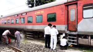 कुशीनगर एक्सप्रेस में तकनीकी खराबी से मचा हड़कंप, चक्के से उठे धुएं ने रोकीं पीछे आ रही ट्रेनें