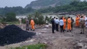 धनबाद में अवैध खनन बना जानलेवा, खदान धंसने से 9 मजदूरों के दबने की आशंका