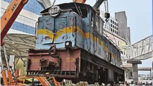 30 साल सेवा के बाद रिटायर हुआ ट्रेन का इंजन! रानी कमलापति स्टेशन पर सजा गौरवशाली इतिहास