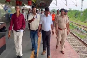 गिरिडीह स्टेशन की बदहाली देख चौंके वाणिज्य प्रबंधक, जताई चिंता