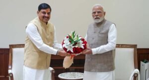 सीएम मोहन ने पीएम मोदी को सौंपा 18 महीने का रिपोर्ट कार्ड