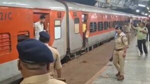 छत्तीसगढ़ संपर्क क्रांति ट्रैन में बम की सूचना से मचा हड़कंप, झांसी में ट्रेन खाली कर की ली गई तलाशी