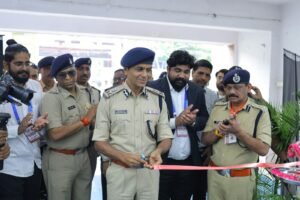 इंदौर पुलिस द्वारा ‘‘ नशे से दूरी है जरूरी’’ (Say no to Drugs) अभियान का सफलतापूर्वक किया गया समापन। ★ पुलिस कमिश्नर इंदौर सहित सभी ने ली नशे से दूर रहने व नशे के विरूद्ध जागरूकता लाने की शपथ।