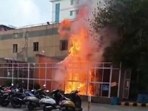 दिल्ली एम्स में ट्रांसफार्मर ब्लास्ट, आग बुझाने पहुंचीं 8 दमकल गाड़ियां – VIDEO वायरल