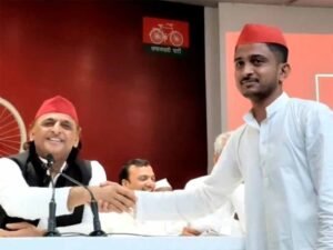 अखिलेश से मिलकर पुलिस पर लगाया था रिश्वत का आरोप, अब खुद फंसा; पिता ने ही खोली पोल