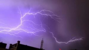 कोडरमा में आसमानी कहर: बेटे की मौत, पिता गंभीर रूप से घायल