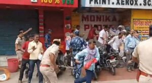 राशन डीलरों का प्रदर्शन बेकाबू, पुलिस ने भांजी लाठियां