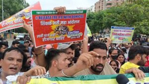 पटना में डोमिसाइल नीति की मांग को लेकर अभ्यर्थियों का प्रदर्शन, सीएम हाउस जाने से पहले पुलिस ने रोका