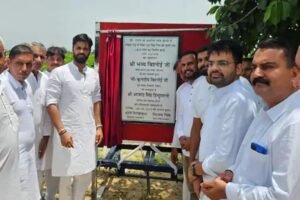 पूर्व CM के पोते भव्य बिश्नोई का अनोखा अंदाज, कल्टीवेटर पर टंगा उद्घाटन बोर्ड