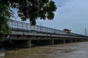 दिल्ली में बाढ़ का अलर्ट: हथिनीकुंड बैराज के सभी गेट खुले, यमुना Warning Level पार