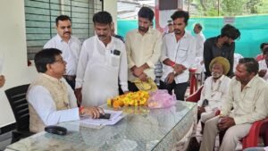 विधायक की जनसुनवाई में पहुचे ग्राम उमरधड़ के ग्रामीण नयापुरा में कीचड़ से मुक्ति के लिये मुरमिकरण कराने की विधायक से की मांग