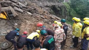 तीसरे दिन भी बंद रहा रुद्रप्रयाग-गौरीकुंड हाईवे, मलबा हटाने में जुटी टीमें