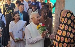राज्यपाल पटेल प्रधानमंत्री आवास योजना के हितग्राही से मिले