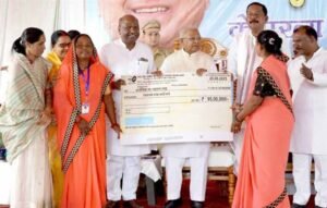 राज्यपाल  पटेल सिवनी के थांवरझोड़ी में ग्राम परिचय कार्यक्रम में हुए शामिल