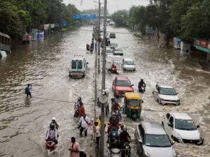 दिल्ली में यमुना का जलस्तर खतरे के निशान से ऊपर, सड़कों पर समंदर जैसा नजारा