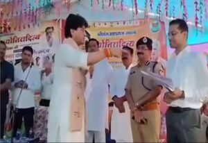कलेक्टर आदित्य सिंह के मुरीद हुए ज्योतिरादित्य सिंधिया, मंच पर भरी तालियों से हैरान हुए नेता