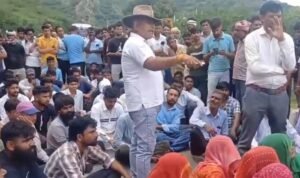 गुमशुदा लड़की मामले में पुलिस की लापरवाही पर भड़के ग्रामीण, जसरापुर-खेतड़ी रोड पर लगाया जाम