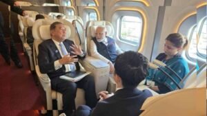 PM मोदी जापान में बुलेट ट्रेन की सवारी पर, भारतीय ड्राइवरों से की मुलाकात