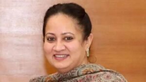 हरियाणा की स्वास्थ्य मंत्री बनीं मां, बेटे ने थामी नाना की विरासत