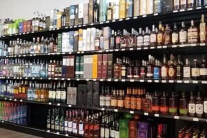 यूपी में शराब ठेका खोलने की मची होड़: एक दुकान के लिए 265 आवेदन, जानिए नियम और कमाई का गणित