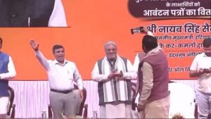 CM सैनी ने पंचकूला में बांटे आवास पत्र, घर का सपना होगा साकार, लाभार्थियों संग ली सेल्फी