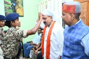 हिड़मा की पूर्व गार्ड ने गृहमंत्री विजय शर्मा को बांधी राखी, अब दंतेश्वरी फाइटर्स का हिस्सा