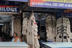 दिल्ली में फर्जी पुलिसवाले तैयार करने का धंधा, 2800 रुपये में मिल रही वर्दी