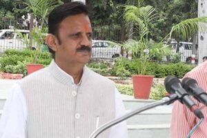 उप मुख्यमंत्री शुक्ल ने रमणरेति धाम में स्वामी गुरुशरणानंद से की भेंट