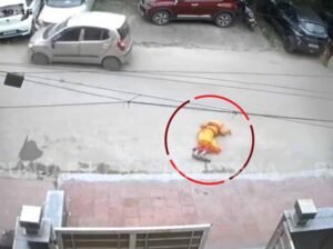 फरीदाबाद के दयालबाग इलाके में रोड पर चल रही एक महिला को कार चालक ने मारी जोरदार टक्कर