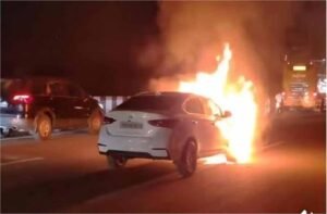 फ्लाईओवर पर चलती कार में लगी आग, देखते ही हर कोई दहशत में आ गया