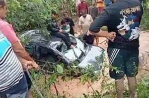 गूगल मैप की चूक से कार बरसाती नदी में गिरी, छात्रों की जान बचाई शीशा तोड़कर