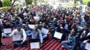 हड़ताली सर्वे कर्मियों पर विभाग की सख्ती, 10,775 का लॉगिन ब्लॉक