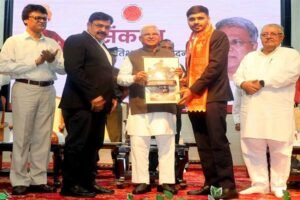 सरकार के कल्याणकारी कार्यक्रमों की सफलता सुनिश्चित कराएं : राज्यपाल पटेल
