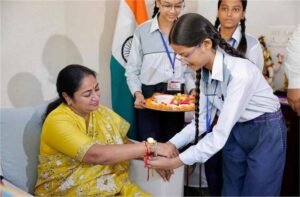 रक्षाबंधन पर सीएम रेखा गुप्ता ने बच्चों से बंधवाई राखी, भावुक तस्वीरें सोशल मीडिया पर छाईं