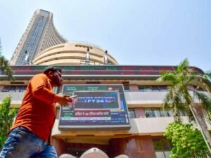 सेंसेक्स में भारी गिरावट, 80997 से लुढ़क कर लाल निशान पर बंद