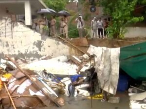 दिल्ली के जैतपुर में मंदिर की दीवार गिरने से 7 की मौत, बड़ा हादसा