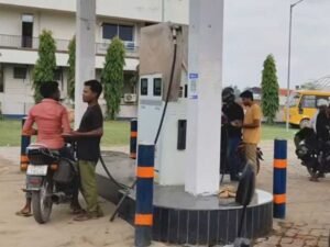 हेलमेट नियम की उड़ रही धज्जियां: पेट्रोल पंप पर बेधड़क मिल रहा पेट्रोल