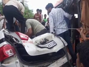 डीडवाना-कुचामन मार्ग पर भीषण हादसा: कार के ऊपर पलटी निजी बस, दो की मौत, 19 घायल