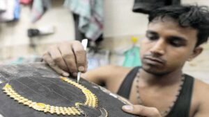 सोने की कीमतों में रिकॉर्ड उछाल, ज्वेलरी डिमांड में गिरावट से कारीगरों की मुश्किलें बढ़ीं