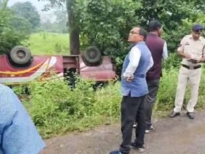 बस पलटी, 4 साल की बच्ची की मौत; कई यात्री घायल